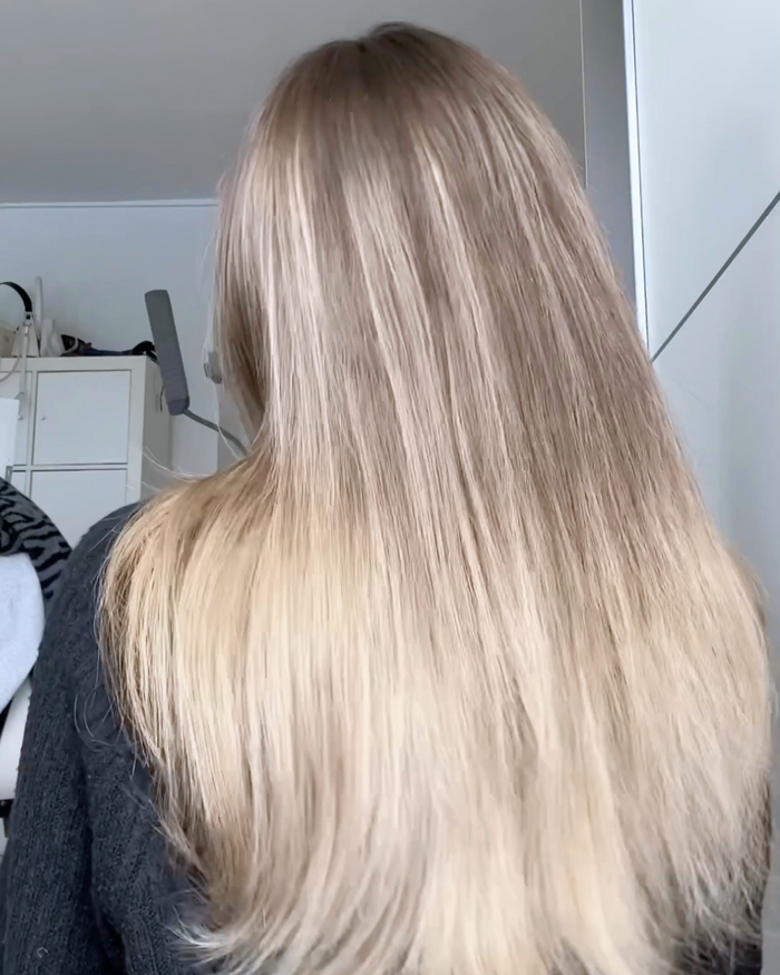 Rückansicht von glattem, kühlen Blond nach Anwendung gegen Gelbstich.