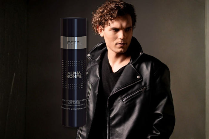 1 ALPHA HOMME Shampoo Flasche mit einem attraktiven Mann im Hintergrund