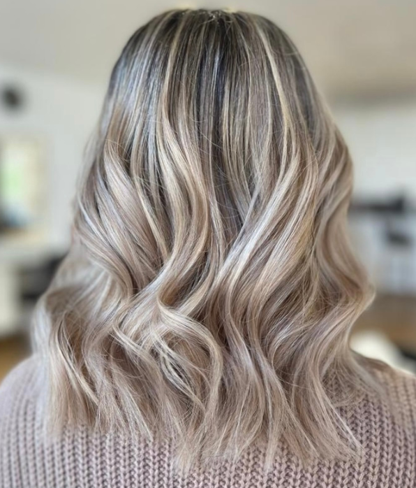 Rückansicht von blondem, wellig gestyltem Haar mit sanften Locken