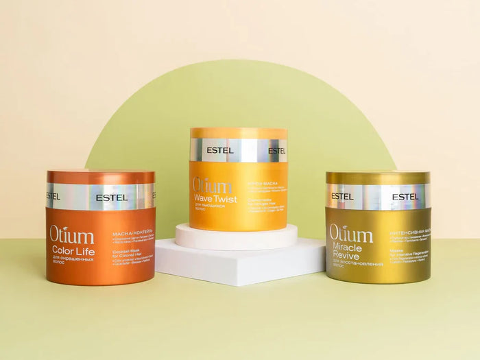 Drei Haarmasken aus der Estel Otium Serie: Color Life im orangefarbenen Tiegel, Wave Twist im gelben Tiegel und Miracle Revive im goldfarbenen Tiegel.