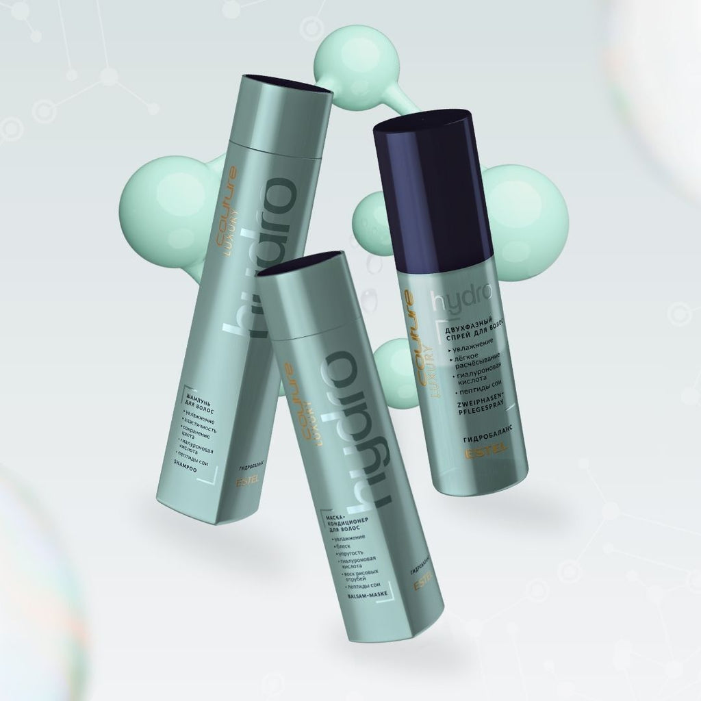 Zwei Estel Couture Luxury Collagen Produkte in blauen Flaschen auf Podest vor monochrom blauem Hintergrund.