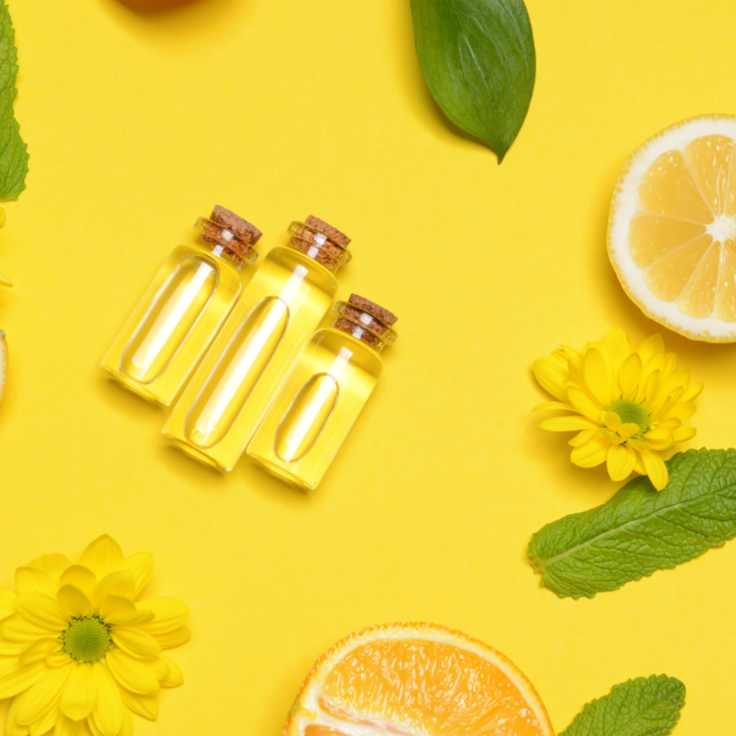 Dekorative Darstellung von Vitamin E mit Glasfläschchen, Zitrusfrüchten und Blüten auf gelbem Hintergrund