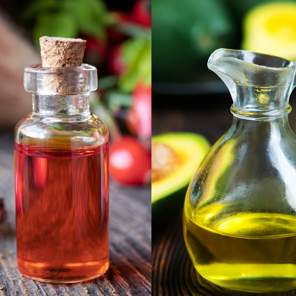 Links Glasflasche mit rötlichem Öl und Korkverschluss, rechts Glasflasche mit gelbem Öl vor Avocadohälften im Hintergrund.