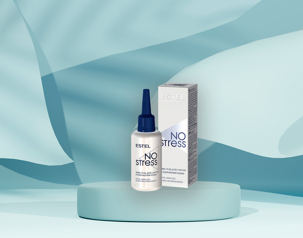 Weiße Flasche ESTEL No Stress Aqua-Gel mit blauem Verschluss und passender Faltschachtel, auf rundem Podest vor hellblauem Hintergrund mit weichen Formen.