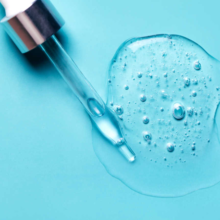 Nahaufnahme einer Pipette mit transparenter Flüssigkeit und Gelstruktur, dekorative Darstellung Hyaluronsäure